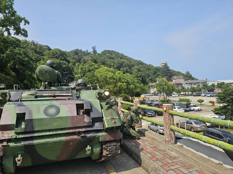 馬祖防衛指揮部16日下午在南竿機場應變馳援操演,模擬機場遭敵軍縱火,打擊部隊迅速趕往封控周邊主要道路,建立外圍防線。(馬祖防衛指揮部提供)