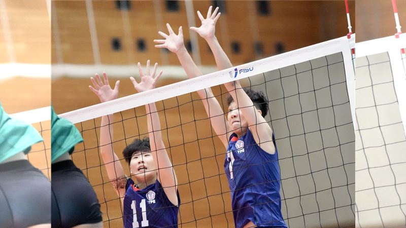 台灣女排蔡幼群(右)飛身攔住對手進攻。(圖/大專體總提供)