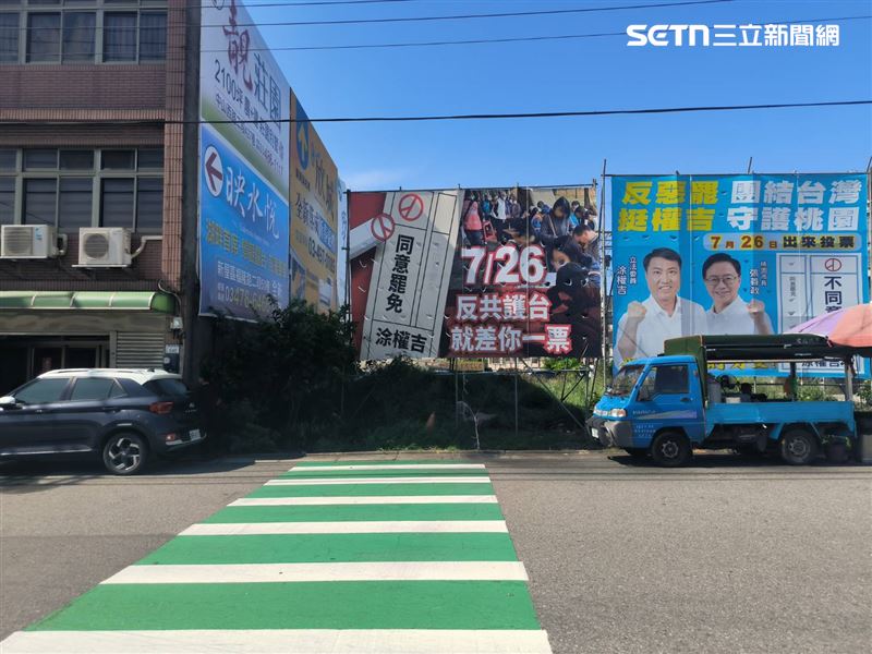 罷免看板(左)遭人刻意破壞,罷免團隊緊急修復。(圖/「全力一擊.罷免涂權吉」團隊提供)