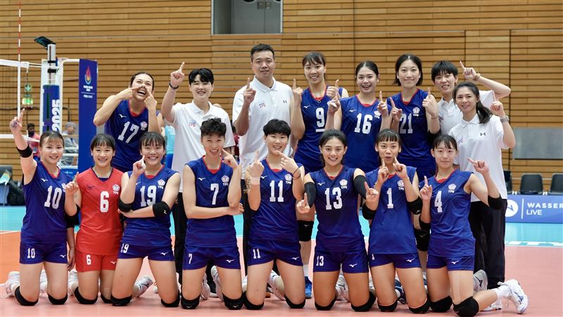 台灣女排世大運小組賽首戰就直落三擊敗澳洲女排。(圖/大專體總提供)