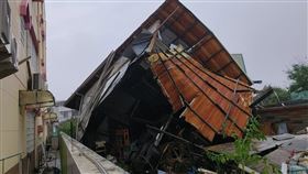 低收入戶等屋損　嘉縣將發慰問金颱風丹娜絲造成嘉義縣約6000戶住宅受損，為照顧弱勢家庭，縣府14日表示，低收入戶或中低收入戶如經鄉鎮市公所提報房屋毀損，將以社會各界捐贈善款發給慰問金，低收入戶每戶新台幣1萬5000元、中低收入戶每戶1萬元。圖為水上鄉一戶民宅遭強風掀翻。（民眾提供）中央社記者蔡智明傳真  114年7月14日