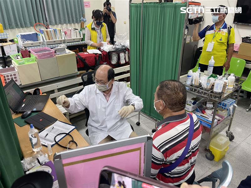 救護站模擬檢傷後進行醫療處置。(圖/記者洪正達攝影)