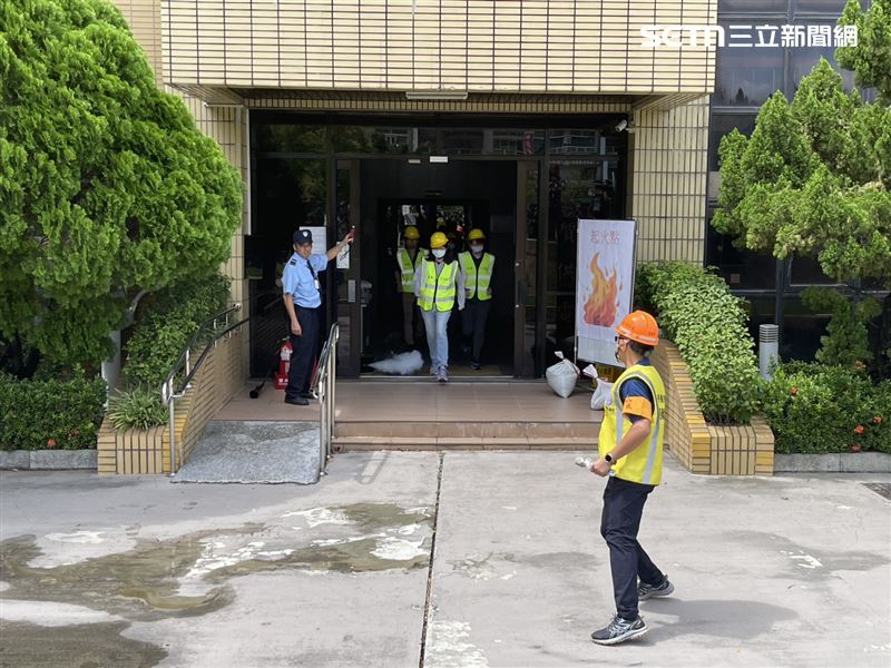 後續台電模擬變電站遭飛彈攻擊,人員進行疏散。(圖/記者洪正達攝影)