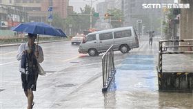 下雨、大雨、午後雷陣雨、雷雨、雨勢、撐傘、雨傘 圖／記者楊惟甯攝影