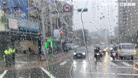 下雨、大雨、午後雷陣雨、雷雨、雨勢、撐傘、雨傘 圖／記者楊惟甯攝影