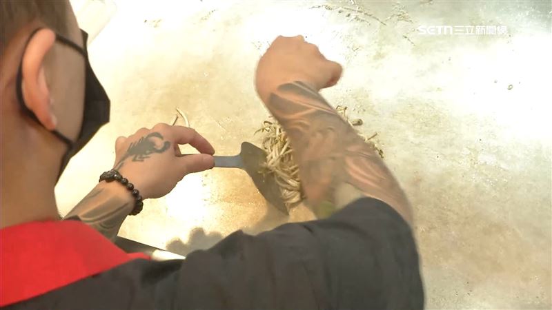 鐵板燒「包手」較好吃？　顧客：真特別香