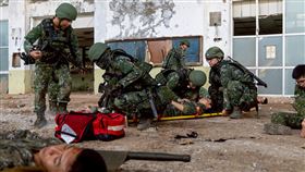 漢光第一作戰區操演　軍民協力應變漢光41號演習，澎湖防衛部15日進行「核心地區作戰道路阻絕設置」演練，第一後勤支援指揮部演練「大量傷患後送」，官兵與民間合力為傷患實施檢傷分類與送醫。（澎湖防衛部提供）中央社　114年7月16日
