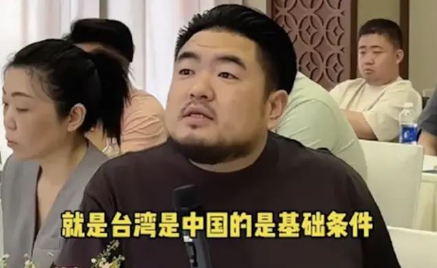 中國男子「大熊」赴越南富國島參加招商會時,突然以激進言辭強迫在場企業表態「台灣是中國的」,現場場面尷尬。(圖/翻攝畫面)