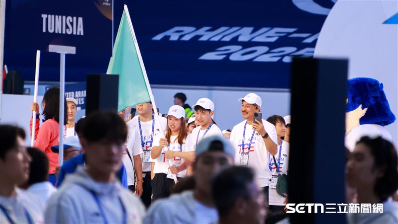 2025萊茵魯爾世大運台灣代表隊開幕式進場,掌旗官陳弈通、楊亞依。(圖/記者蔡厚瑄攝影)