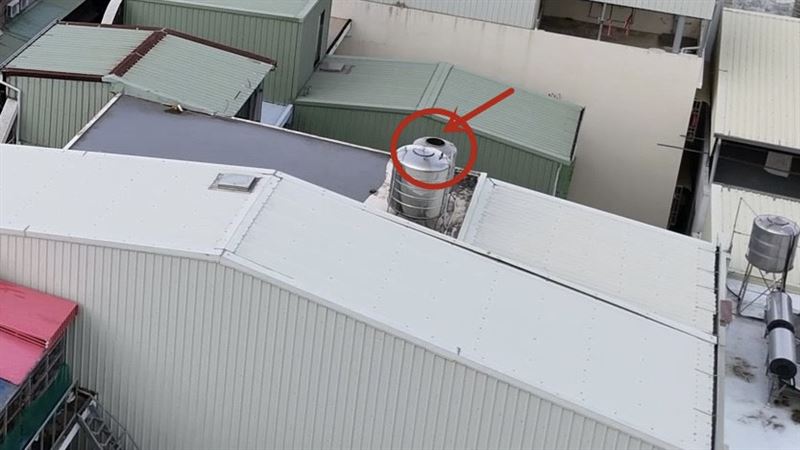 有里民反映連日喝水有怪味,打開水塔裡頭死了一隻鳥。(圖/翻攝自蘇青癸臉書)