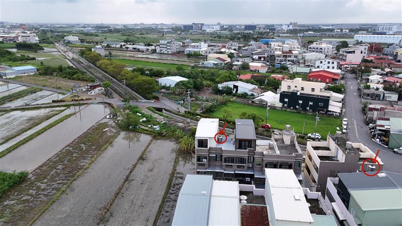 用空拍在里內巡視,水塔幾乎沒了蓋子。(圖/翻攝自蘇青癸臉書)