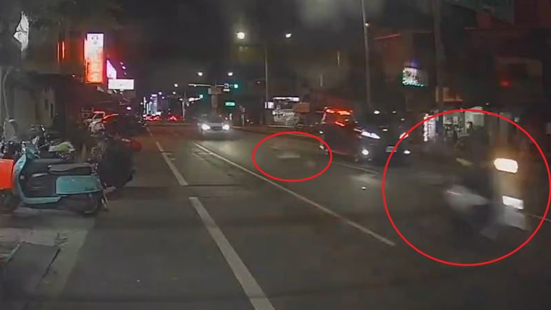 槍手騎車逼近單手持槍。(圖/翻攝畫面)