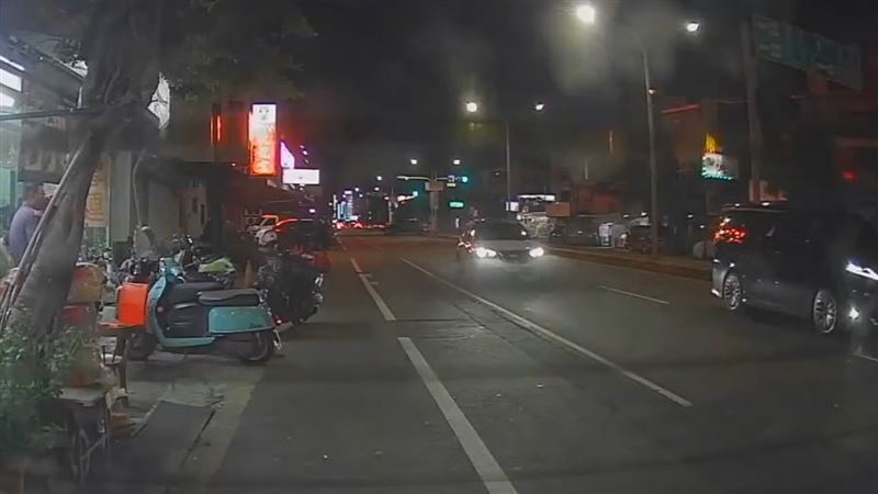 鳳梨座車遭開槍後一度臨停,槍手則加速揚長而去。(圖/翻攝畫面)