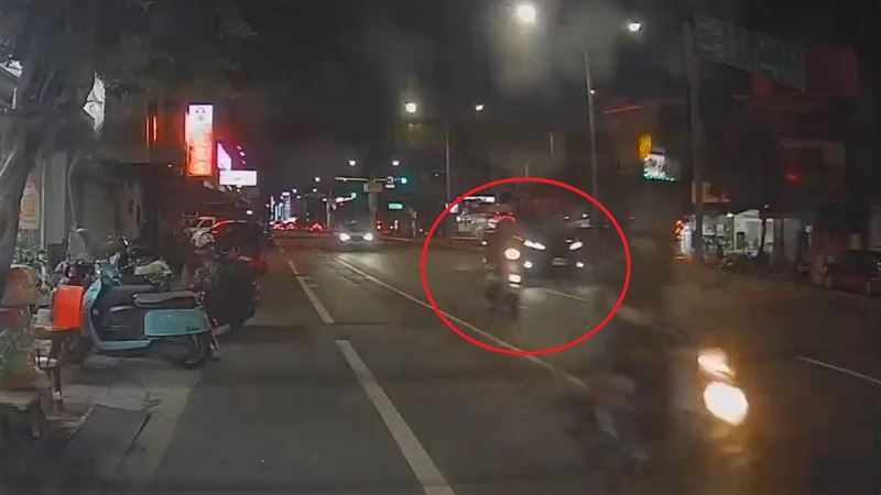 槍手騎車逼近單手持槍。(圖/翻攝畫面)