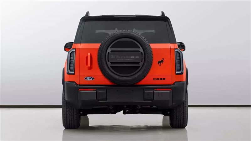 福特Bronco EV保留標誌性的備胎與車尾側開門設計。（翻攝Ford網站）