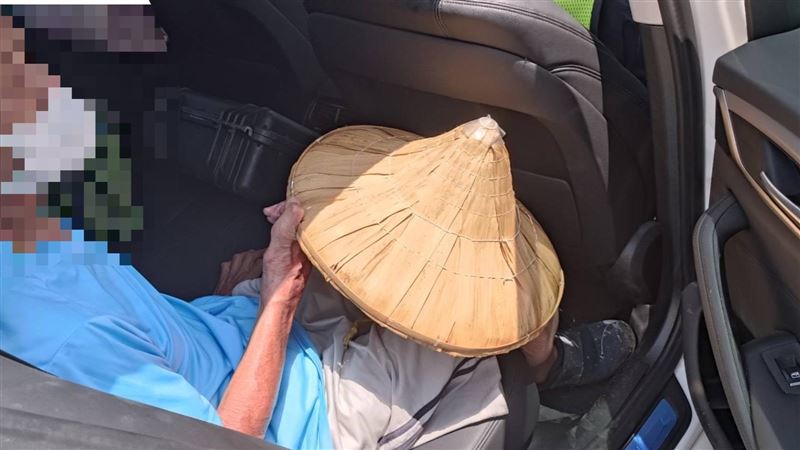 警方護送老翁返家。(圖/翻攝畫面)