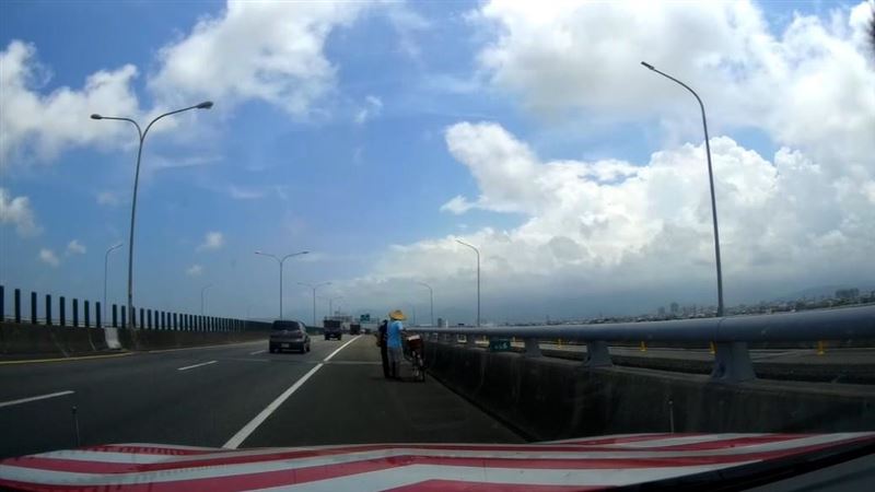 宜蘭老翁騎乘腳踏車外出,不慎誤上高速公路。(圖/翻攝畫面)
