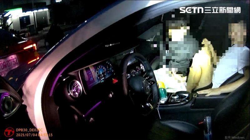 賓士車遭攔檢,失控連撞6車,員警開門一看驚見駕駛「男男交疊」。(圖/翻攝畫面)