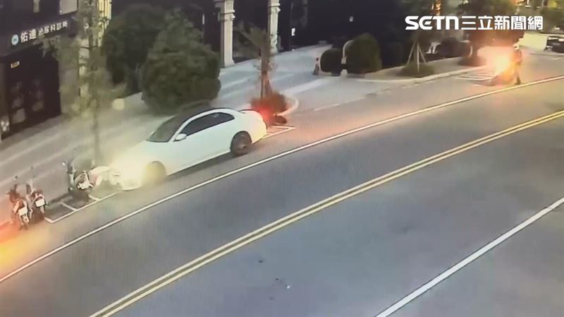白色賓士車遭攔檢,當著員警面前連撞6車。(圖/翻攝畫面)