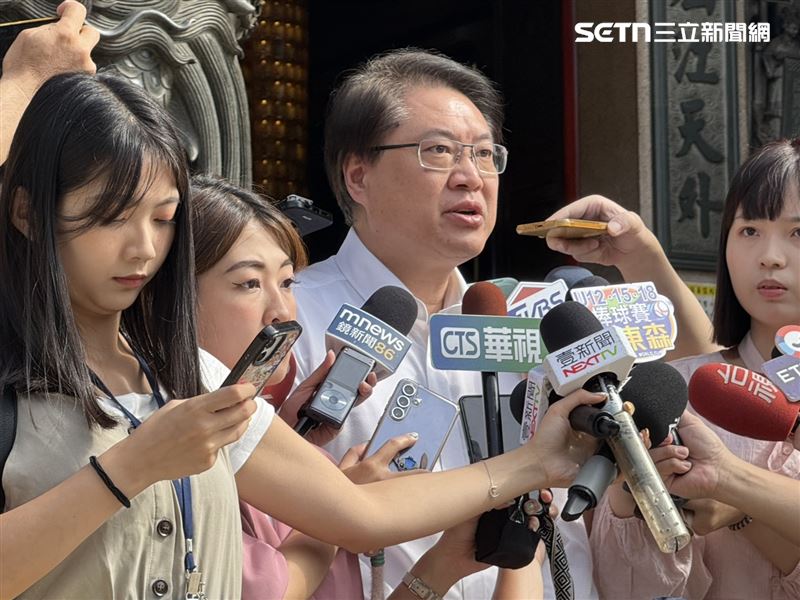 民進黨秘書長林右昌出席「護國大遶境」新北集結出發儀式並受訪。(圖/記者劉秀敏攝影)