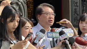 ▲民進黨秘書長林右昌出席「護國大遶境」新北集結出發儀式並受訪。（圖／記者劉秀敏攝影）