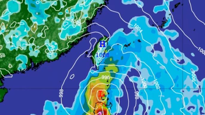 準薇帕將在週六逼近台灣,恆春半島及東半部雨是恐達豪雨等級。(圖/翻攝自天氣風險臉書)