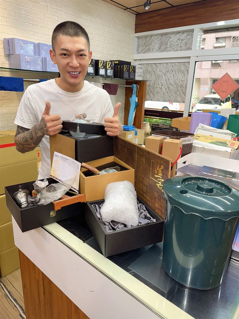 鳳梨日前遭人連開12槍。(圖/翻攝自鳳梨IG)