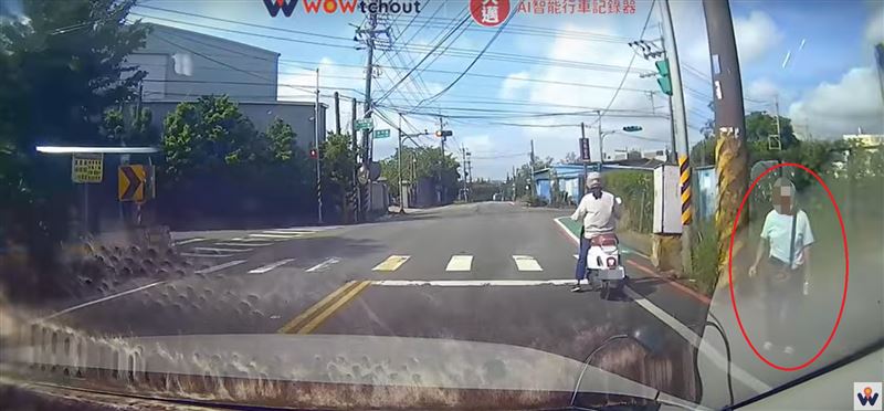 婦人突拉車陌生人車子把手想上車。(圖/翻攝自YouTube頻道「WoWtchout - 地圖型行車影像分享平台」)