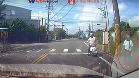 婦人突拉車想上車。（圖／翻攝自▲圖片描述。（圖／翻攝自X平台 @帳號）YouTube頻道「WoWtchout - 地圖型行車影像分享平台」)