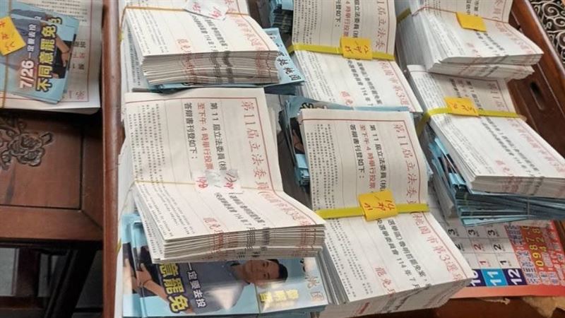 選舉公報被爆夾帶魯明哲文宣,里長遭調查當中。(圖/翻攝自王義川threads)