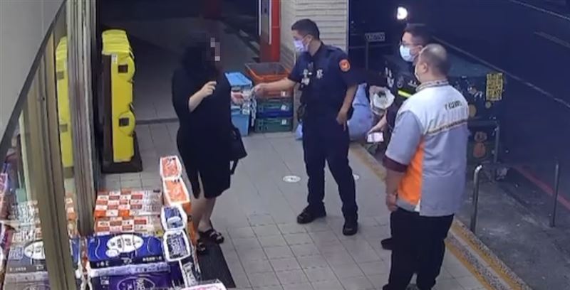 超商店員指控陳姓女子偷竊,面對警方訊問陳女仍極力否認。(圖/翻攝畫面)