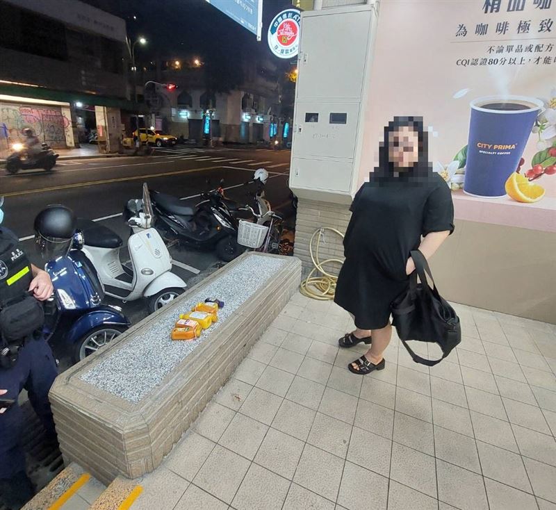 女子辯稱拿果汁是「無意識」行為,超商監視器拍下犯罪鐵證。(圖/翻攝畫面)