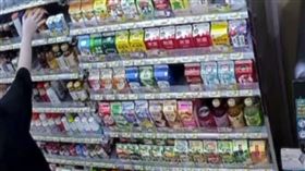 逛超商偷7罐果汁，辯「無意識」行為，女竊嫌裝傻被打臉(圖／翻攝畫面)