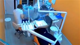 俄羅斯一名牙醫師日前在幫患者清潔牙齒時，誰料潔牙裝置竟然在患者口腔爆炸。（圖／翻攝自X平台 @runews）