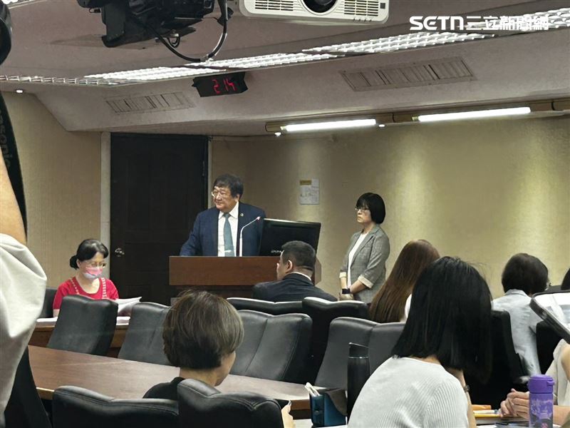 對於台師大女足球員被迫抽血案,衛福部長邱泰源、醫事司長劉越萍(左至右)表示,正在釐清是誰幫抽血,以及被抽出的血液去向。(圖/記者簡浩正攝影)