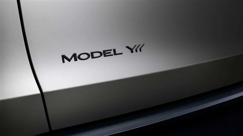 全新加長版「Model Y L」。(翻攝Tesla網站)