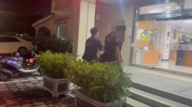 鳳山分局將雙方帶回偵辦,並依社維法移送裁處。(圖/翻攝畫面)