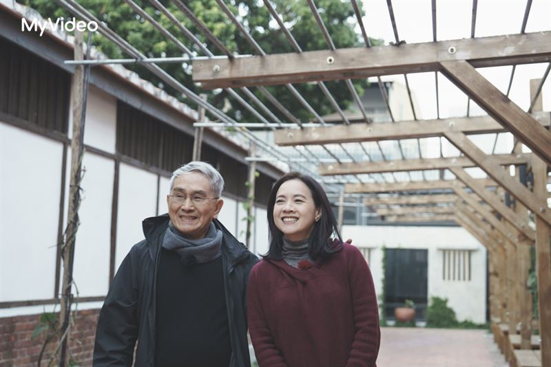 曾寶儀(右)探訪林懷民(左)在嘉義新港的林宅古厝。(圖/台灣大哥大MyVideo、三立提供)