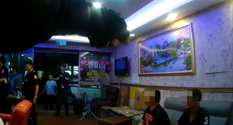 警方昨(16日)深夜突襲,帶回現場負責人和越南籍女子。(圖/翻攝畫面)