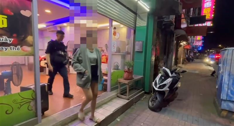 警方昨(16日)深夜突襲,帶回現場負責人和越南籍女子。(圖/翻攝畫面)