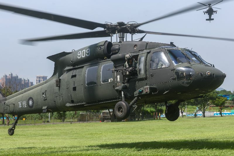 漢光41號演習，陸軍航空601旅在新北市樹林區執行陸航直升機油彈再整補作業，UH-60黑鷹直升機在空曠處降落