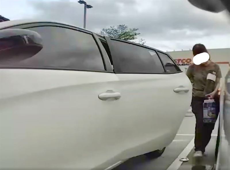 女子將破碎酒瓶踢進特斯拉車底。(圖/翻攝爆料公社公開版)