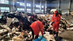 ▲2名清潔工在39度的高溫下，翻遍8噸垃圾幫忙找手錶。（圖／翻攝自微博）

