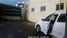 台中大甲，駕駛車門半開，警以為中暑，當場逮毒駕現行犯(圖／翻攝畫面)