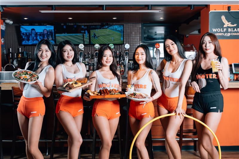 美式餐廳Hooters主打性感辣妹女服務生，還有熱舞、呼拉圈表演。（圖／業者提供）