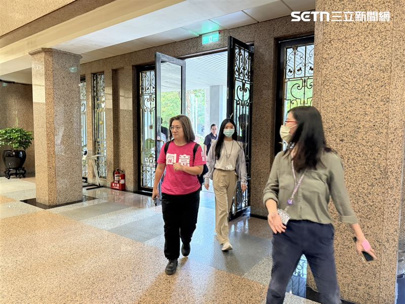 教育部17日中午與受害學生會談,現場5名學生現身,立委范雲、陳培瑜、吳沛憶及人本基金會等團體也陪同聲援。(圖/記者李育道攝影)