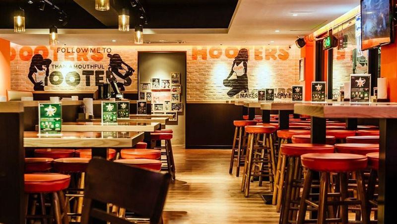Hooters狂關店！台灣卻營收破億賣早午餐