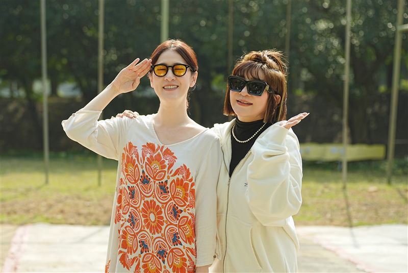 百白(左)、王彩樺擔任髮婆。(圖/台視提供)