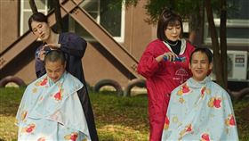 百白（左）、王彩樺幫星兵整理新造型。（圖／台視提供）