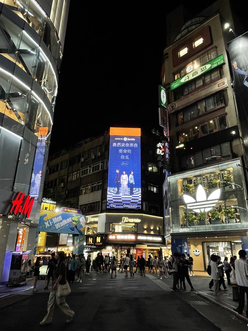 西門町徒步區的Spotify巨型LED螢幕全天循環播放〈黑夜狂奔〉MV片段。(圖/相信音樂提供)